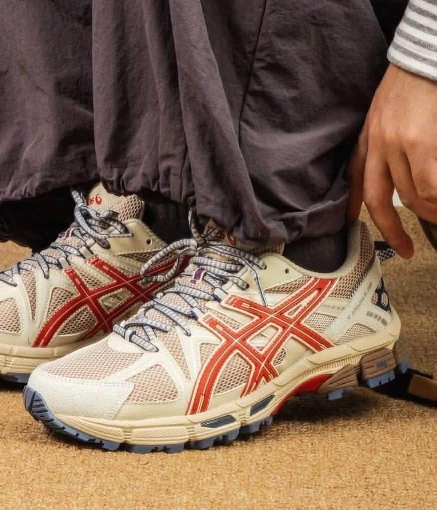 ASICS GEL-Kahana 8「米白红」|户外机能风复古跑鞋,把山野氛围感穿在脚上